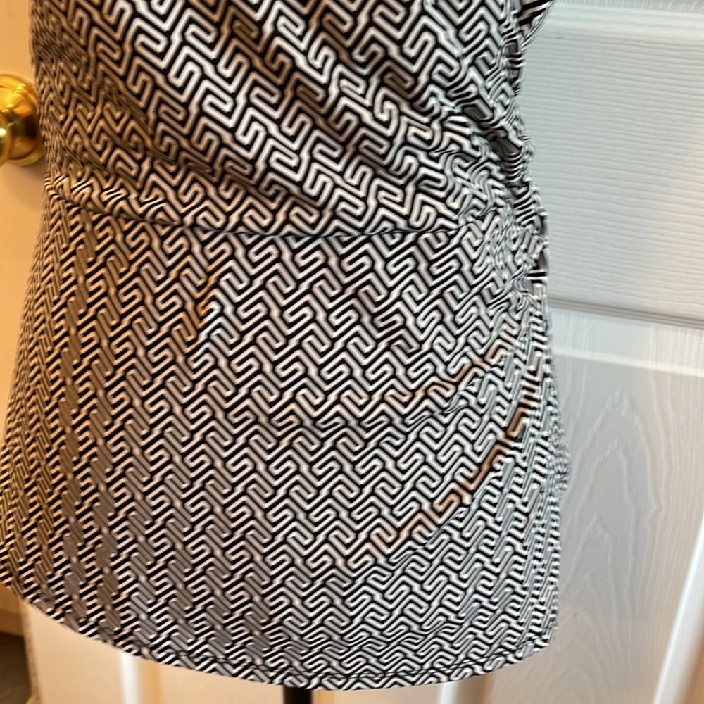 Black and white print crossover top. Short sleeve size S excellent condition